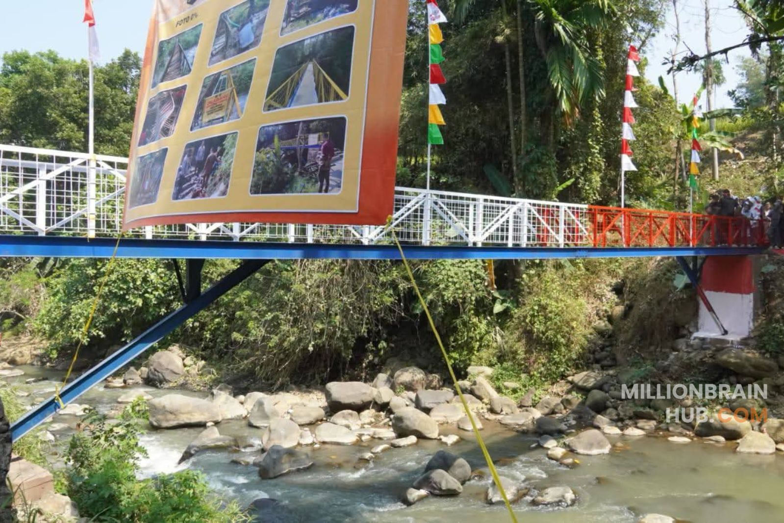 Jembatan Merah Putih Presisi di Kampung Kamandoran RW 009, Desa Karangtengah, Kecamatan Cibadak, Kabupaten Sukabumi, resmi dipergunakan. |Foto' dok