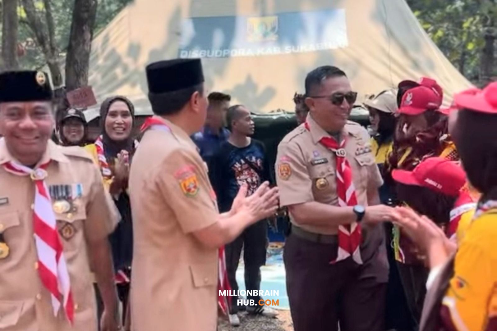 Kepala Dinas Pendidikan Kabupaten Sukabumi sekaligus Sekretaris Kwartir Cabang Gerakan Pramuka Kabupaten Sukabumi, Deden Sumpena, bersama Ketua Kwartir Cabang Gerakan Pramuka Kabupaten Sukabumi, Ade Suryaman, meninjau langsung para peserta di Bumi Perkemahan dan Graha Wisata Pramuka (Buperta) Cibubur, Jakarta Timur, Jumat (14/8/2026). |Foto: dok