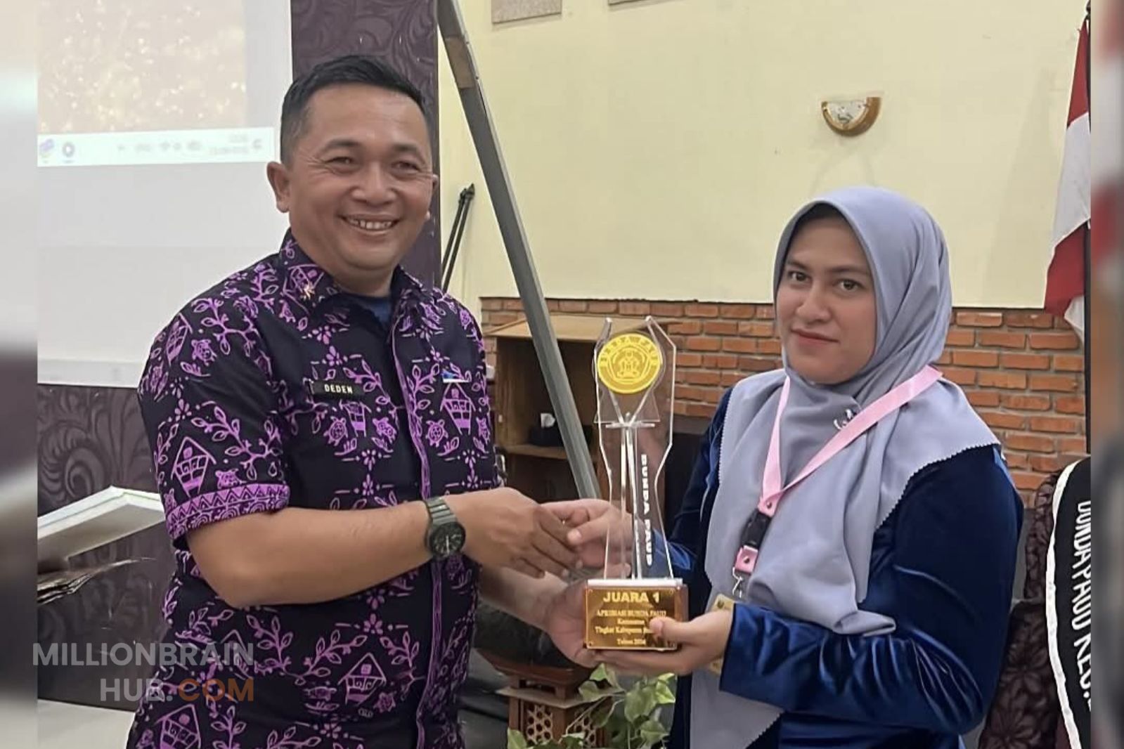 Kepala Dinas Pendidikan Kabupaten Sukabumi, Deden Sumpena, saat memberikan apresiasi terhadap pelaksanaan Apresiasi Bunda PAUD. |Foto: dok