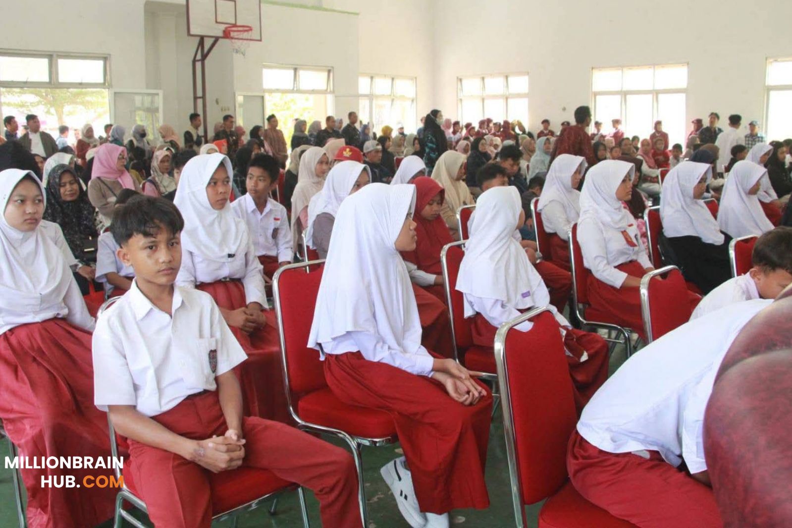 Siswa SRMP 7 Kabupaten Sukabumi TA 2026/2027 resmi diterima dan diantarkan untuk mengikuti pendidikan berbasis asrama. di Sentra Phalamarta 2, Kahuripan, Sekarwangi, Kecamatan Cibadak, Selasa (18/8/2026). |Foto: dok