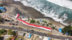 Spektakuler! Bendera Merah Putih 300 Meter Membentang di Pantai Karanghawu Sukabumi