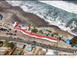 Spektakuler! Bendera Merah Putih 300 Meter Membentang di Pantai Karanghawu Sukabumi