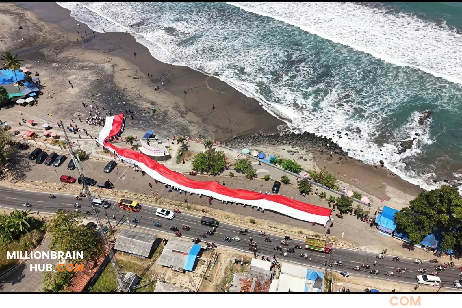 Bendera Merah Putih sepanjang 300 meter membentang kawasan Pantai Karanghawu, Kecamatan Cisolok, Kabupaten Sukabumi, Senin (17/8/2026). |Foto: dokpim