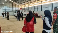 Kepala DKUKM Kabupaten Sukabuni Sri Astuty Harahap, bersama jajaran saat melakukan pemeriksaan langsung terhadap empat KDKMP, Kamis (13/8/2026). |Foto: dkukm