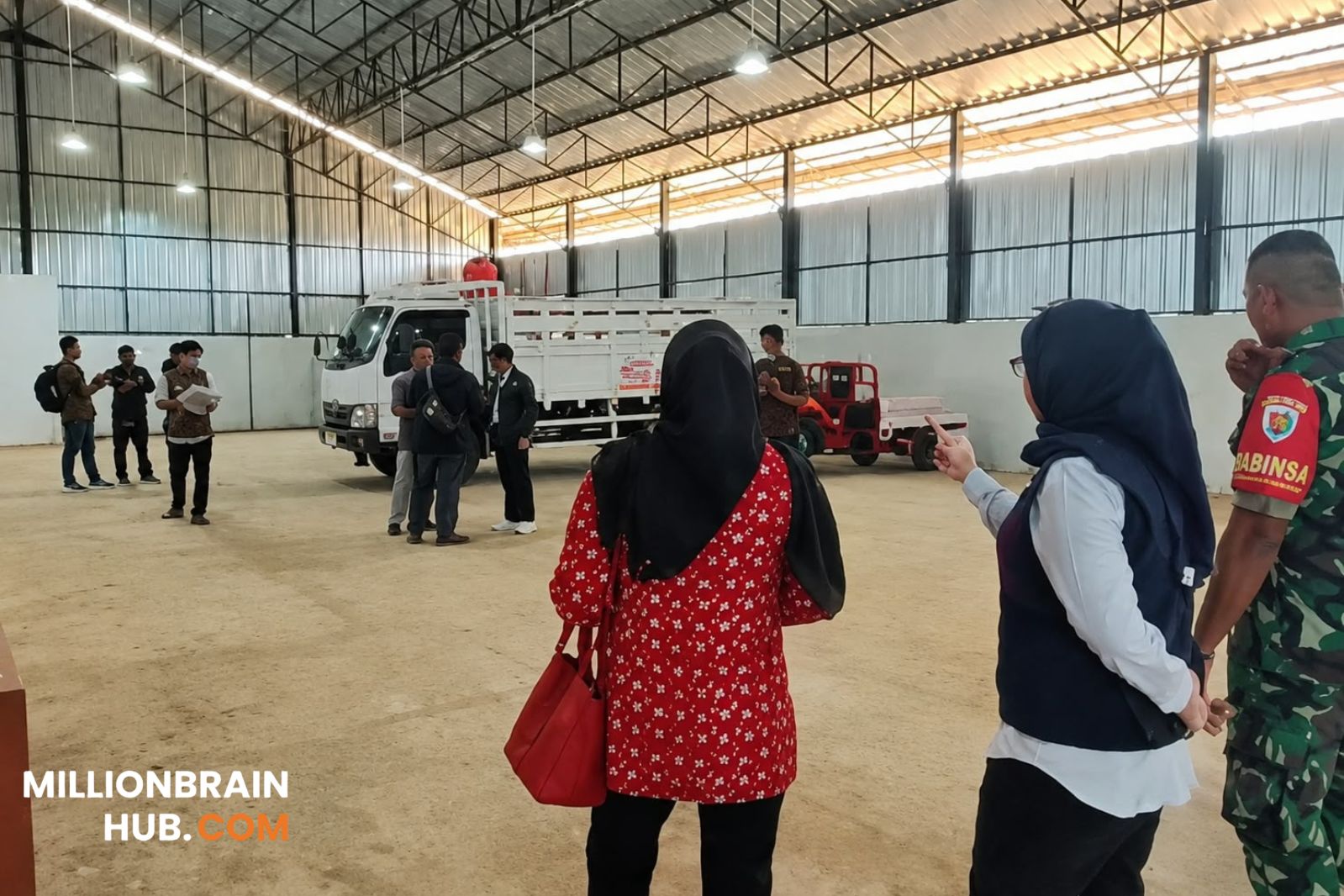 Kepala DKUKM Kabupaten Sukabuni Sri Astuty Harahap, bersama jajaran saat melakukan pemeriksaan langsung terhadap empat KDKMP, Kamis (13/8/2026). |Foto: dkukm