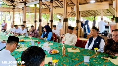 Sekretaris DKUKM Kabupaten Sukabumi, Gandi Lesmana, bersama jajaran mewakili Kepala DKUKM mendampingi kunjungan Kepala Dinas Koperasi dan Usaha Kecil Provinsi Jawa Barat ke Pondok Pesantren Al Umana. |Foto: dkukm