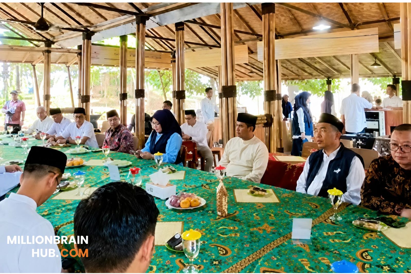Sekretaris DKUKM Kabupaten Sukabumi, Gandi Lesmana, bersama jajaran mewakili Kepala DKUKM mendampingi kunjungan Kepala Dinas Koperasi dan Usaha Kecil Provinsi Jawa Barat ke Pondok Pesantren Al Umana. |Foto: dkukm