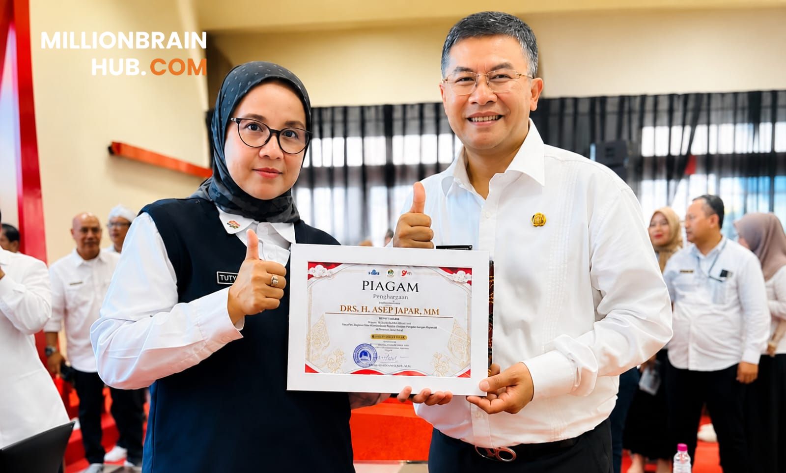 Kepala Dinas Koperasi, Usaha Kecil dan Menengah (DKUKM) Kabupaten Sukabumi Sri Hastuty Harahap, meneruma penghargaan di Puncak Peringatan Hari Koperasi ke-79 Tingkat Provinsi Jawa Barat Tahun 2026 di Gedung Senbik, Kota Bandung, Kamis (30/7/2026). |Foto: dok