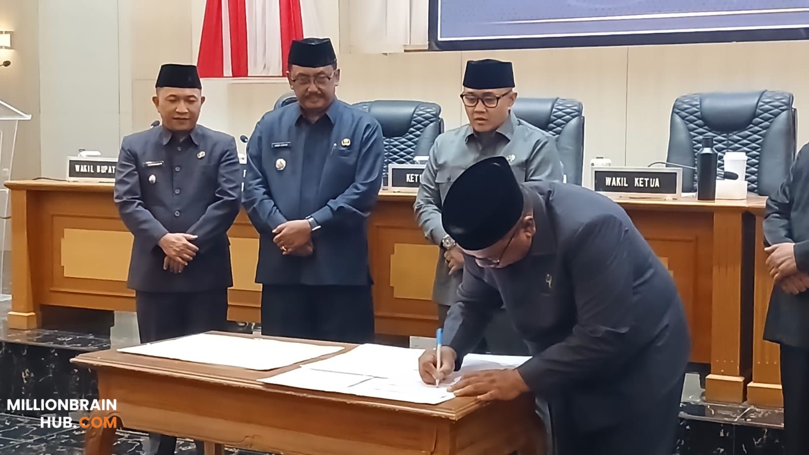 penandatanganan Nota Kesepakatan Bersama antara DPRD dan Pemerintah Kabupaten Sukabumi terkait Kebijakan Umum APBD (KUA) dan Prioritas Plafon Anggaran Sementara (PPAS) Tahun Anggaran 2027. |Foto: Ade
