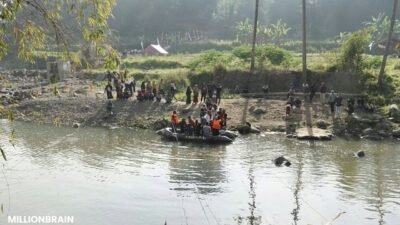 Fotret warga terpaksa mengandalkan perahu karet untuk menyeberangi Sungai Cimandiri. Hilir mudik perahu karet menjadi pemandangan sehari-hari setelah jembatan diwilayah tersebut ambruk, lFoto: ist