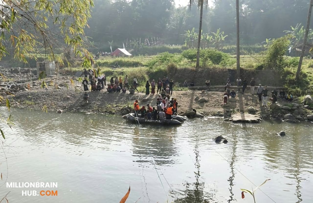 Fotret warga terpaksa mengandalkan perahu karet untuk menyeberangi Sungai Cimandiri. Hilir mudik perahu karet menjadi pemandangan sehari-hari setelah jembatan diwilayah tersebut ambruk, lFoto: ist