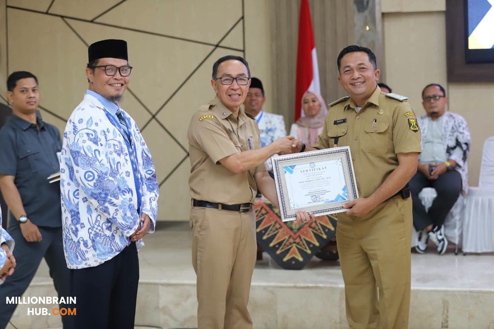 Kepala Dinas Pendidikan Kabupaten Sukabumi, Deden Sumpena, saat mendampingi Sekda) Ade Suryaman menghadiri pengukuhan 65 pengurus DPC AKSI Kabupaten Sukabumi periode 2026-2030 di Aula Setda Kabupaten Sukabumi, Selasa (15/9/2026).