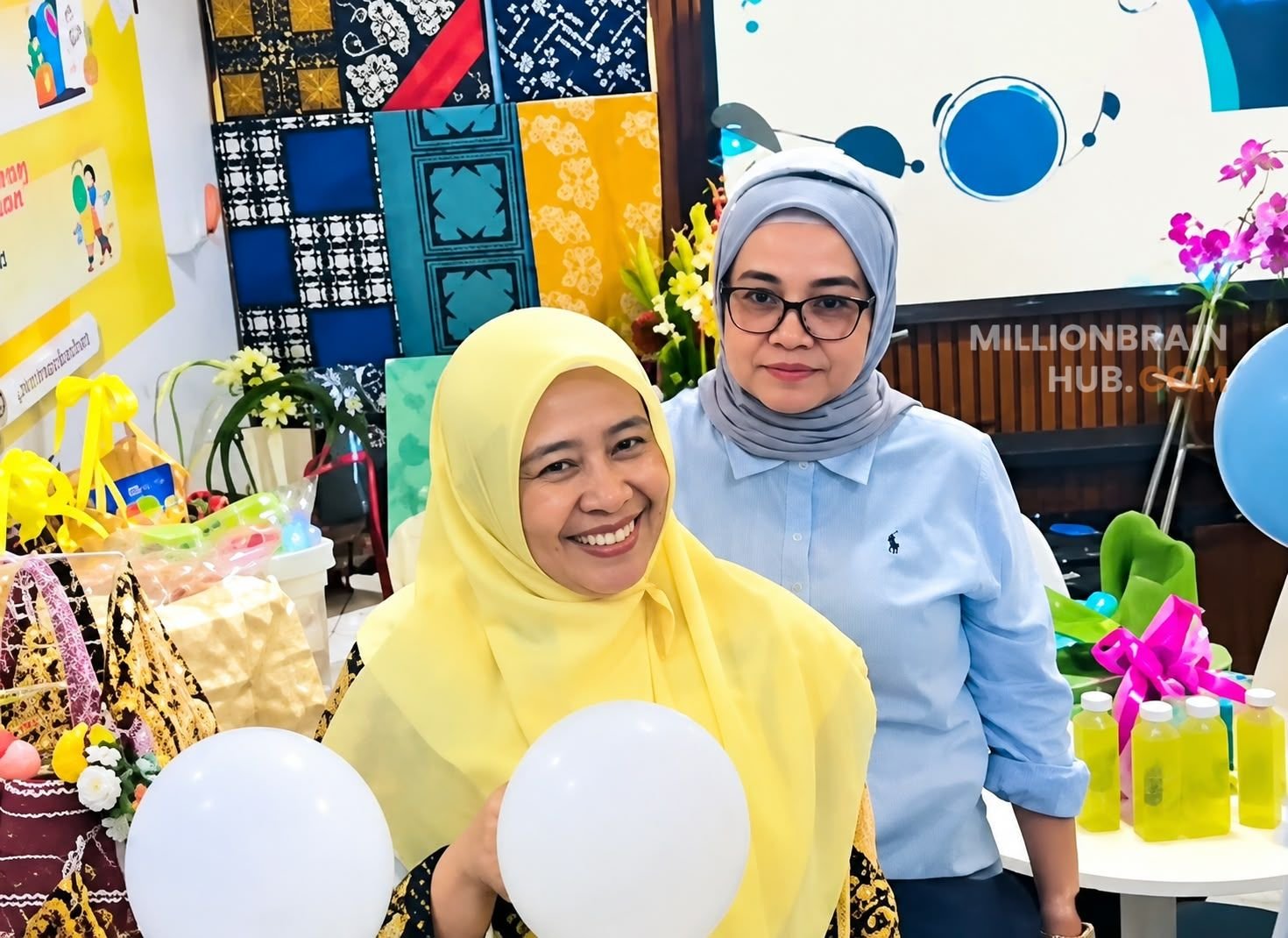 Kepala DKUKM Kabupaten Sukabumi, Sri Hastuty Harahap, saat menerima pengunjung ke stand DKUKM di Sukabumi Expo 2026. |Foto: dkukm