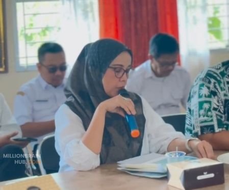 Kepala Dinas Koperasi dan Usaha Kecil Menengah (DKUKM) Kabupaten Sukabumi Sri Hastuty Harahap menghadiri Rapat Kerja bersama Komisi III DPRD Kabupaten Sukabumi pada Rabu (9/9/2026). foto : dkum