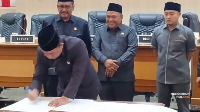 penandatanganan persetujuan bersama dalam Rapat Paripurna DPRD Kabupaten Sukabumi yang digelar di Ruang Sidang Paripurna DPRD, Rabu (16/9/2026). |Foto: Ade