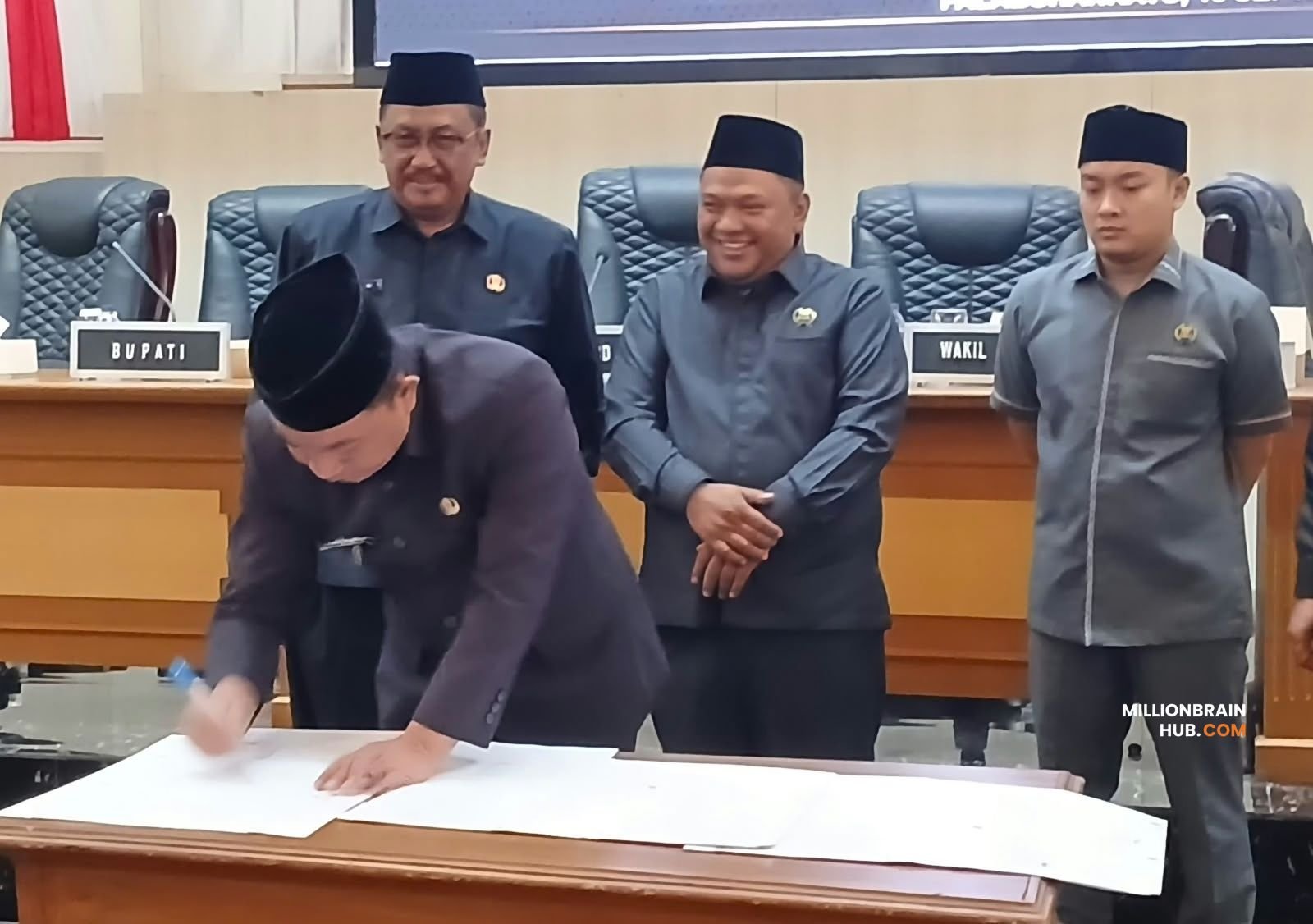 penandatanganan persetujuan bersama dalam Rapat Paripurna DPRD Kabupaten Sukabumi yang digelar di Ruang Sidang Paripurna DPRD, Rabu (16/9/2026). |Foto: Ade