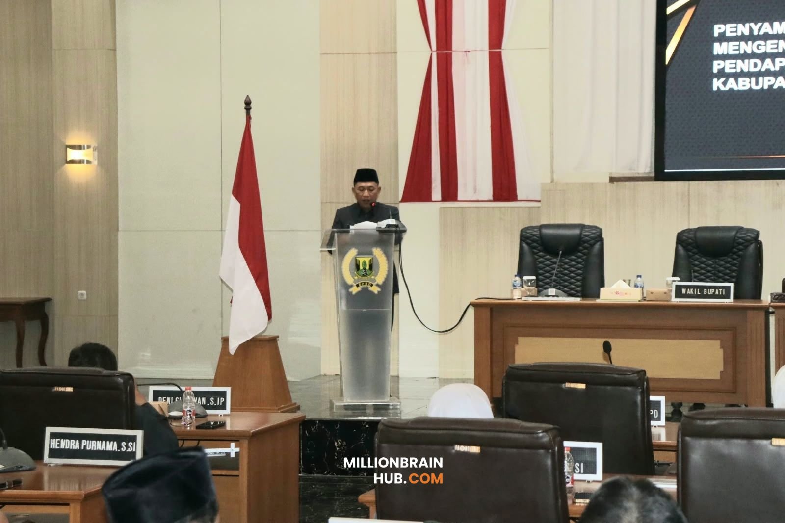 Wakil Bupati Sukabumi H. Andreas l menyampaikan Nota Pengantar Bupati atas Rancangan Peraturan Daerah (Raperda) tentang APBD Tahun Anggaran 2027 dalam Rapat Paripurna DPRD Kabupaten Sukabumi, Rabu (30/9/2026). |Foto: Ade