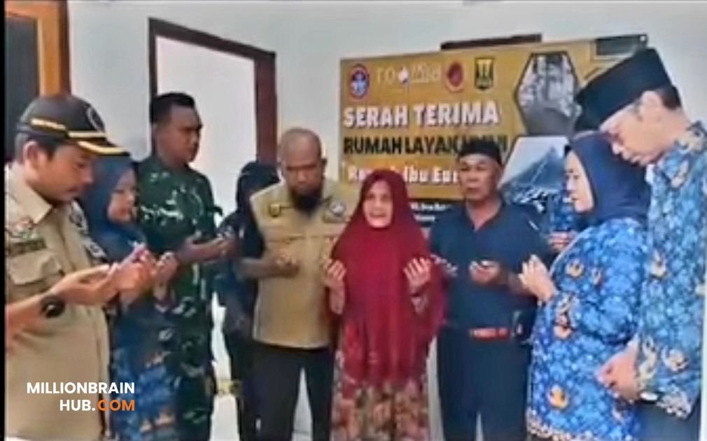 Serah terima kunci kepada Eunur, warga Kampung Kubang RT 003/002, Desa Babakanpari, Kecamatan Cidahu, Kabupaten Sukabumi. |Foto: dokcidahu