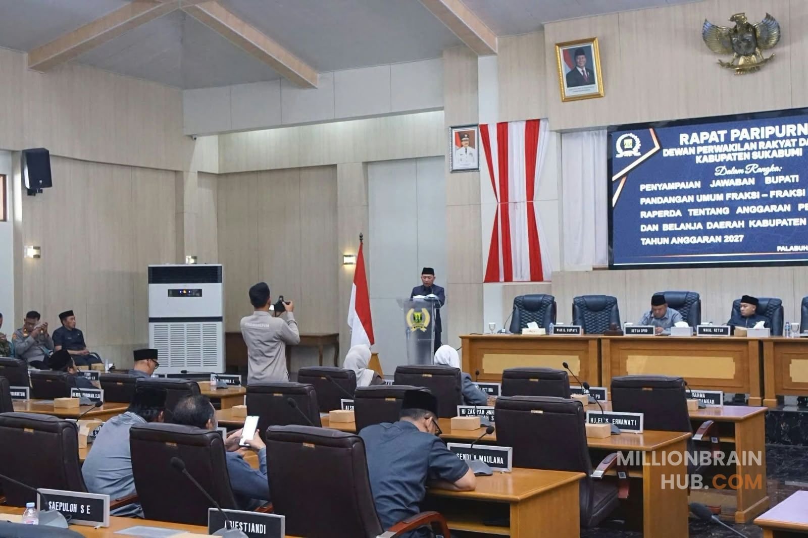 Wakil Bupati Sukabumi H. Andreas saat membacakan jawaban Bupati di rapat paripurna DPRD Kabupaten Sukabumi, Jumat (2/10/2026). |Foto: Ade