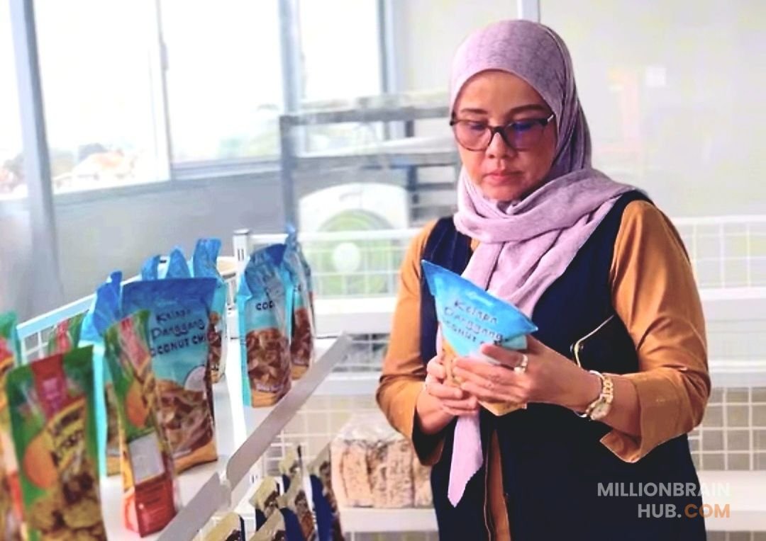 Kepala DKUKM Kabupaten Sukabumi, Sri Hastuty Harahap, meninjau langsung pemasaran produk UMKM di Toko Oleh-Oleh Kelana Sukabumi, Jalan Lingkar Selatan, Desa Cibatu, Kecamatan Cisaat, |Foto: ist