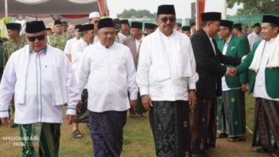 bupati sukabumi H. asep japar bersama ketua dprd sukabumi budi azhar mutawali upacara memperingati hari santri nasional foto ; ist