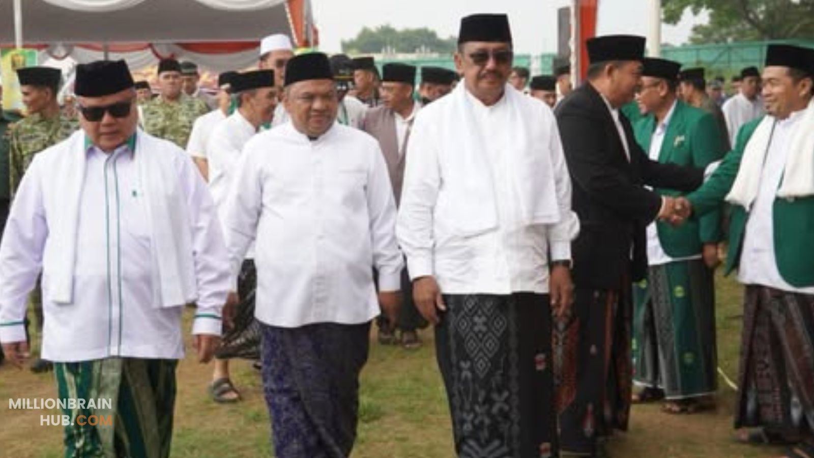 bupati sukabumi H. asep japar bersama ketua dprd sukabumi budi azhar mutawali upacara memperingati hari santri nasional foto ; ist